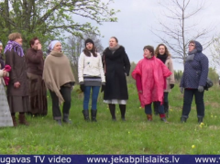 Vidusdaugavas TV: Sēlpils pakalnos atskan Sēlijas pavasara rotāšanas dziesmas