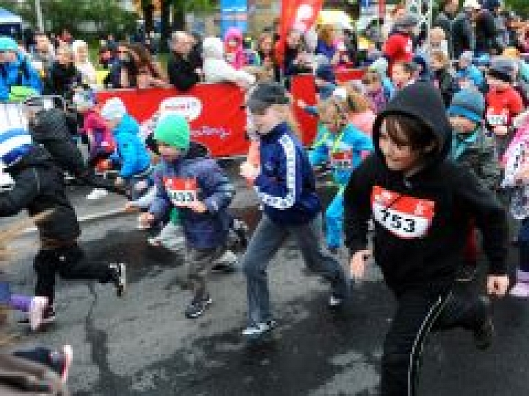 Rīgas maratona trasē devušies vairāki tūkstoši mazāko skrējēju