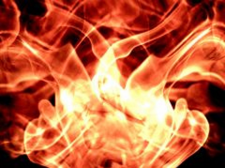 Dzīvoklī Jēkabpilī dedzis galds un palodze