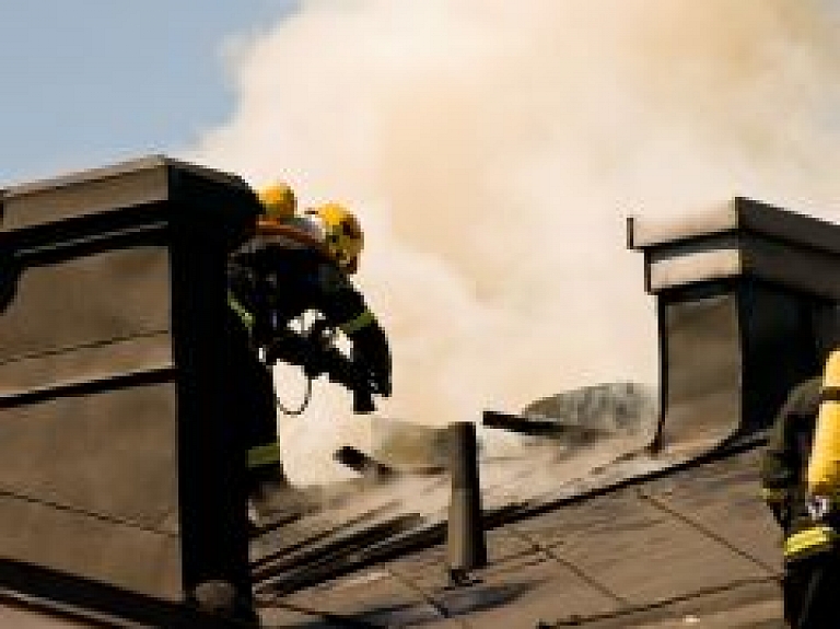 Ugunsgrēkā Rīgā ar dūmiem saindējas sieviete