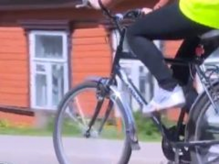 Mācības popularizē velobraucienā