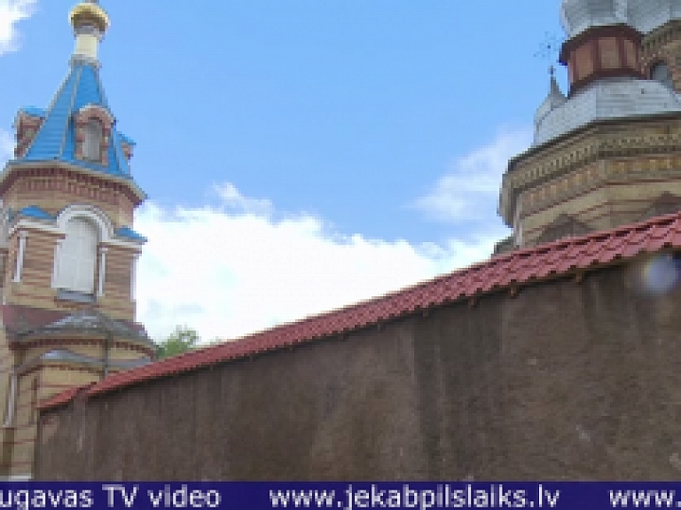 Vidusdaugavas TV: Atjauno Jēkabpils Svētā Gara pareizticīgo klostera seno mūra žogu