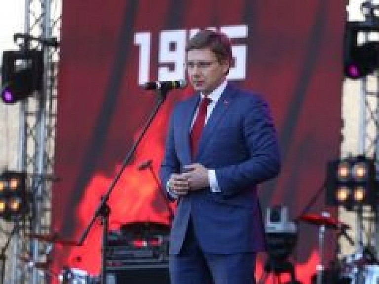 Valodas centrs pārbaudīs, vai Ušakovs bija tiesīgs 9.maija svinētājus uzrunāt tikai krieviski