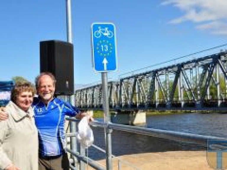 Carnikavā svinīgi atklāta veloceļa "Eiro velo 13" zīme