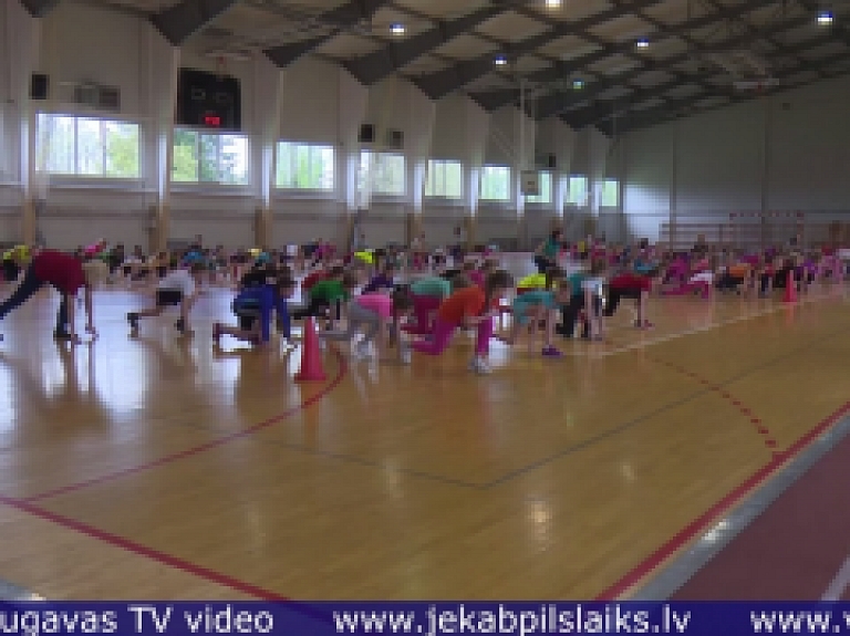 Vidusdaugavas TV: Jēkabpils skolēni piedalās fitnesa nodarbībās