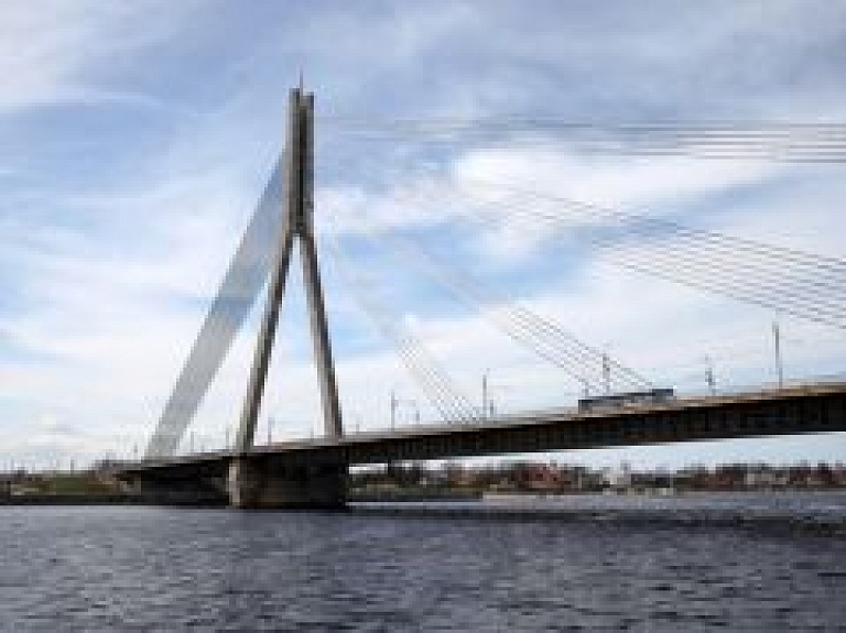 Netālu no Vanšu tilta Daugavā ielec vīrietis