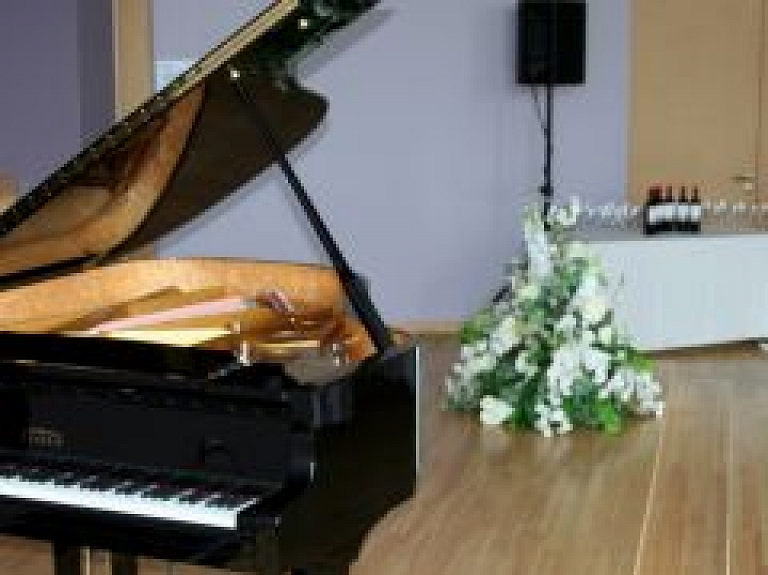 Ādažu Mākslas un mūzikas skolai jauns flīģelis