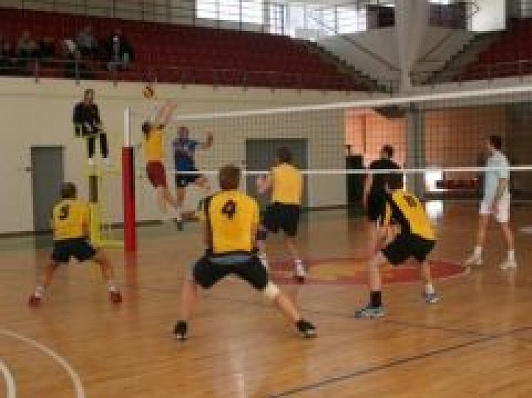 Novada čempionātā volejbolā vīriešiem noskaidroti pusfinālisti