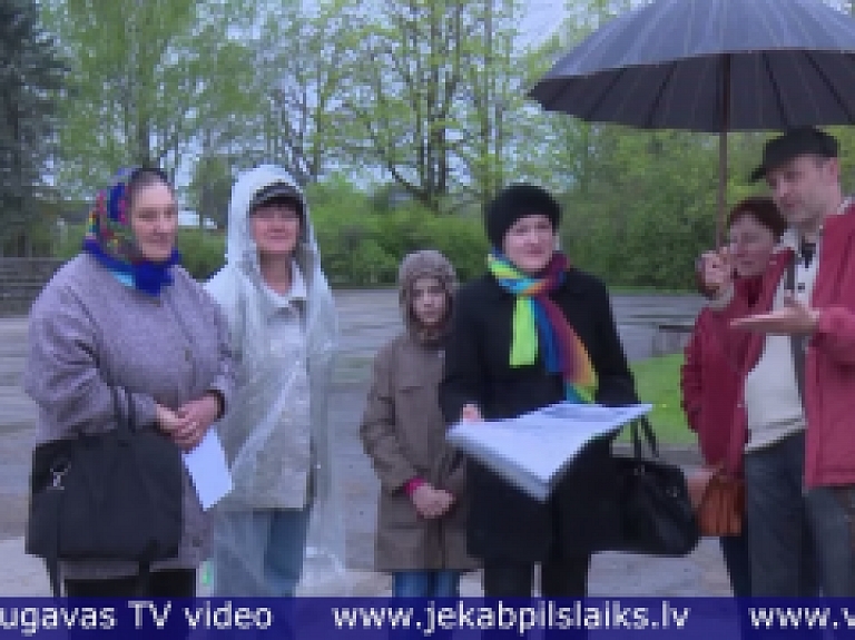 Vidusdaugavas TV: Jēkabpilieši un pilsētas viesi iepazīst Brīvības ielas vēsturi