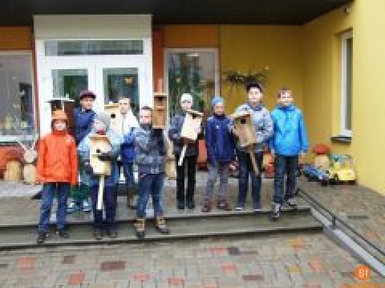 Bērnudārzu "Pasaciņa" teritorijā sastādītas egle