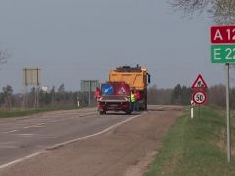 Valsts ceļos veiksmīgi rit bedrīšu remonts