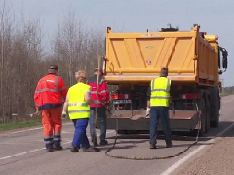 Latgales Reģionālā TV: Valsts ceļos veiksmīgi rit bedrīšu remonts