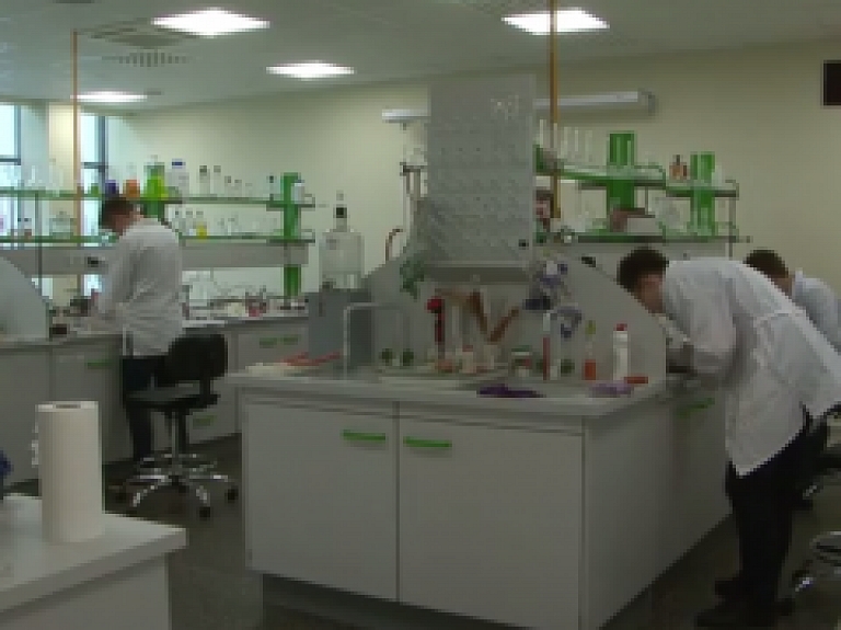 Latgales Reģionālā TV: Daugavpils universitātē darbojas jaunie ķīmiķi