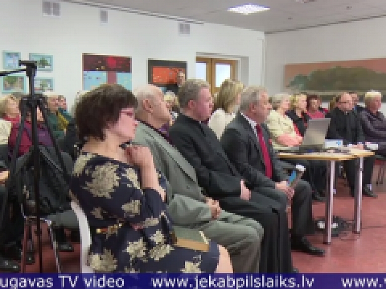 Vidusdaugavas TV: Jēkabpilī Valsts svētkos prezentē vēsturisku albumu par kristīgās ticības izplatīšanos Livonijā