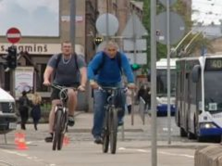 Gājēji pret velobraucējiem