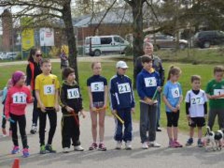 Krosa stafešu skrējiens Ādažos pulcē 33 komandas