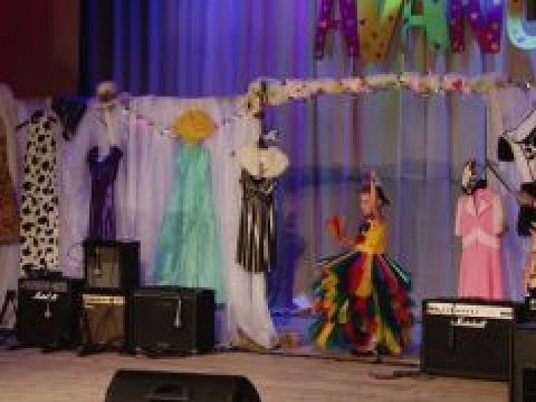 Stendes Avangardā - koši un krāsaini tērpi