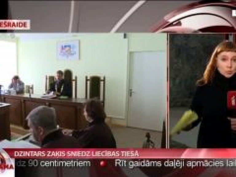 Dzintars Zaķis sniedz liecības tiesā