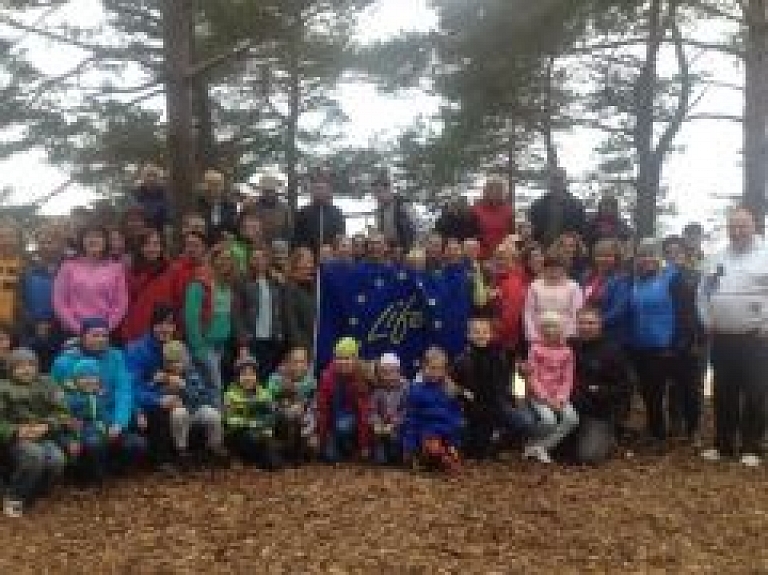 Saulkrastu kāpu stiprināšanā piedalījās vairāk nekā 150 talcinieku