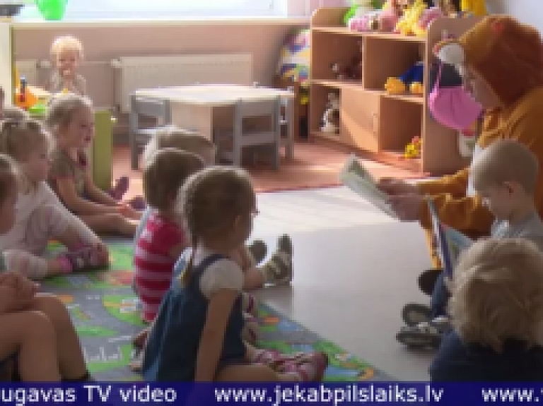 Vidusdaugavas TV: Jēkabpils bērnudārza "Auseklītis" audzēkņi ar vecāku palīdzību paši sacer pasakas un dzejoļus