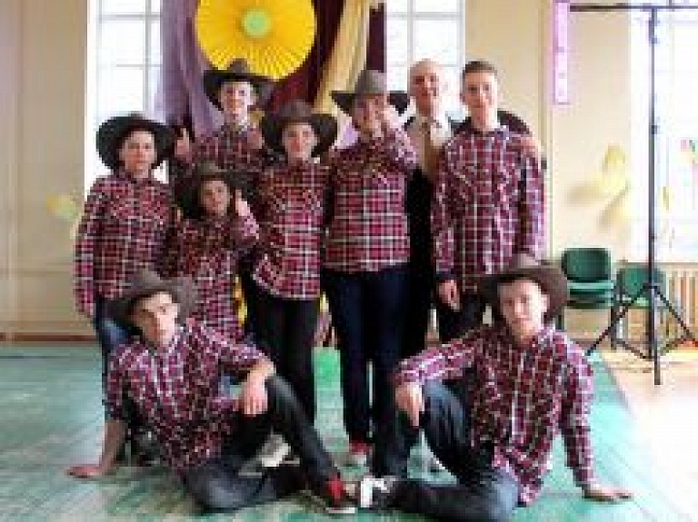 "Carnikavas ritmos" piedalījās audzēkņi no 17 skolām