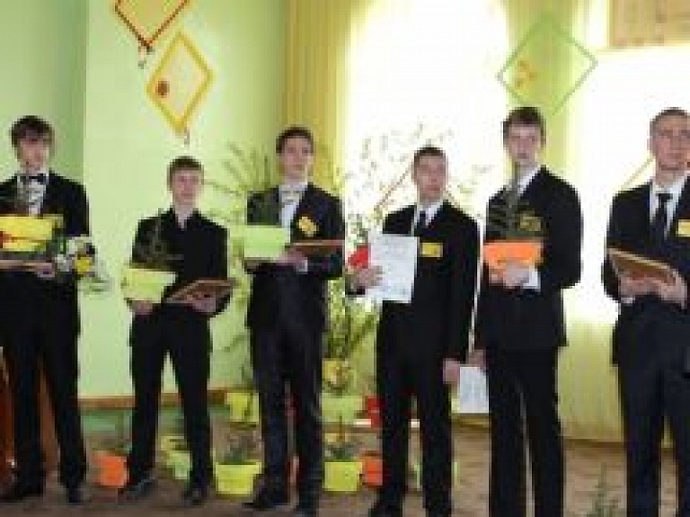 Aizvadīts 20.vokālistu konkurss "Aiviekstes lakstīgalas 2015"
