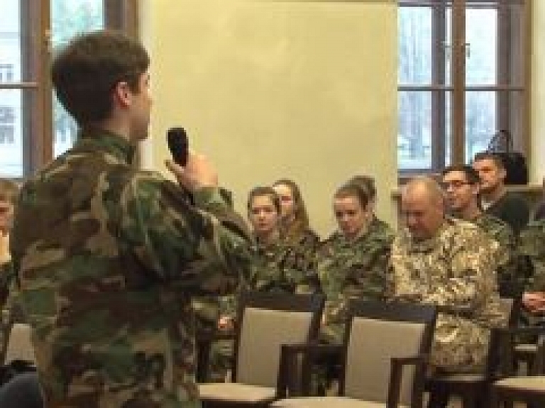 Pārrunā jauniešu iespējas iesaistīties valsts aizsardzībā
