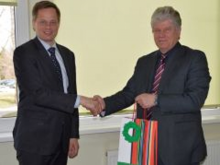 Izdos informatīvu materiālu par Latvijas sadarbību ar Dāniju