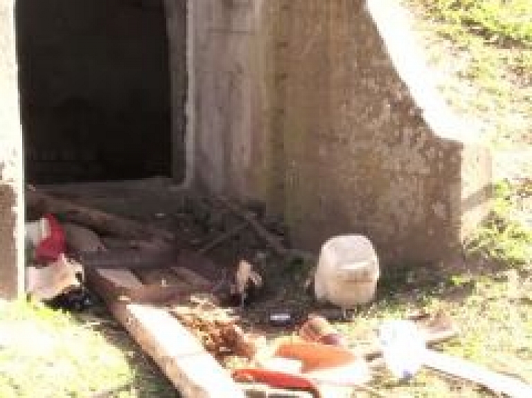 Čaklās darba rokas sakopj Stendi