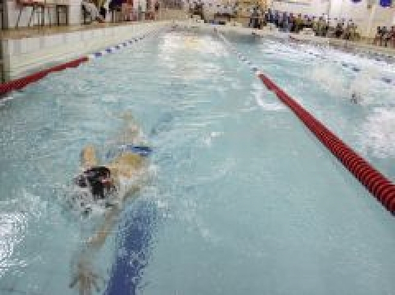 Ādažu vidusskolas komanda uzvar peldēšanas sacensībās