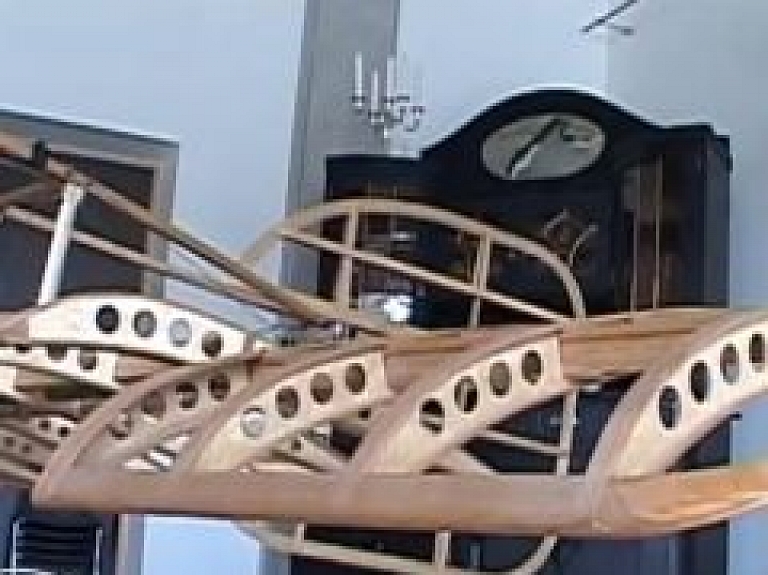 Ādažos uzbūvēta sena lidaparāta kopija