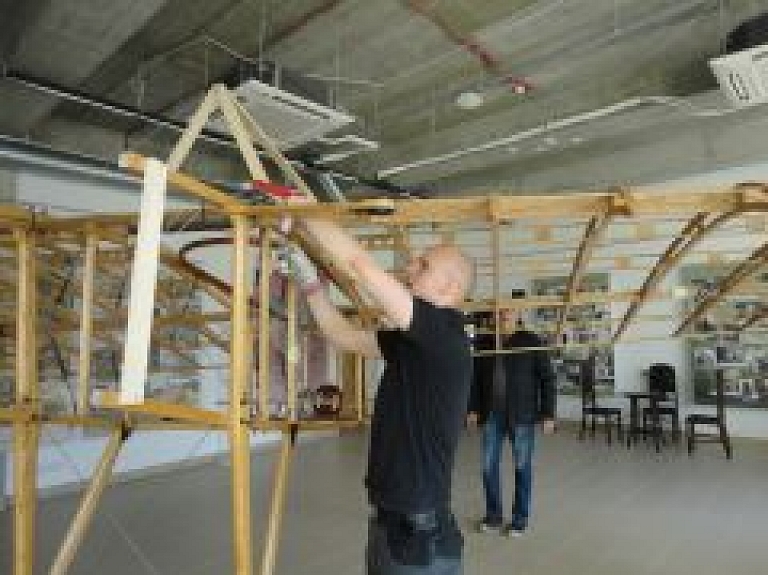 Ādažos uzstāda franču lidotāja Blerio lidaparāta kopiju