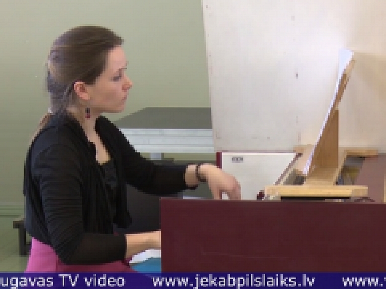 Vidusdaugavas TV: Jaunā mūziķe Darja Zemele dāvā jēkabpiliešiem klavesīna mūzikas koncertu