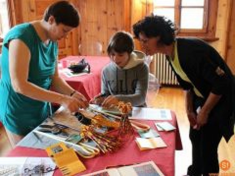 Siguldieši demonstrē tradicionālo amatu prasmes Itālijā