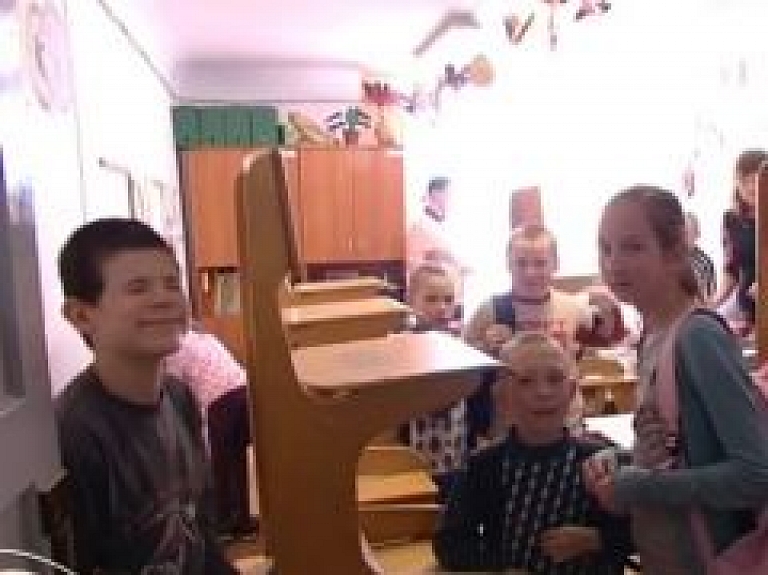 Skolotājas Morē laukus pret pilsētu nemainītu
