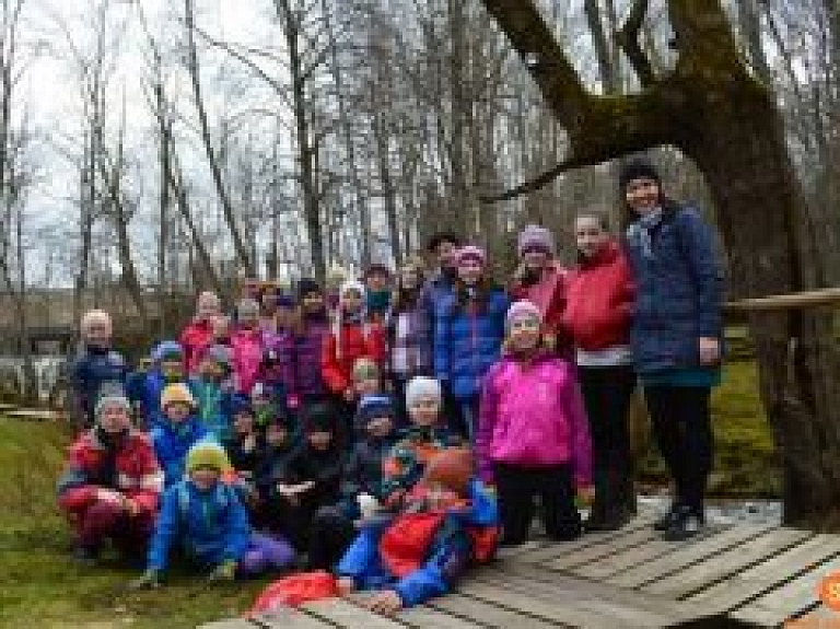 Laurenču sākumskolas skolēni piedalās talkā Ieriķu dzirnavās