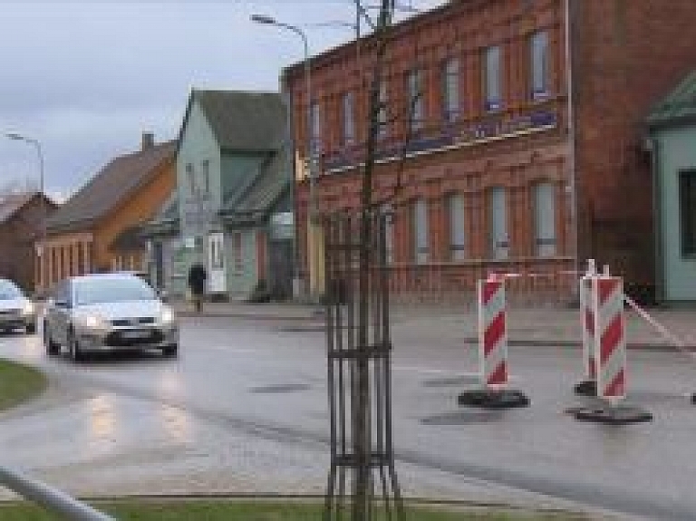 Vidusdaugavas TV: Nesen rekonstruētajā Rīgas ielā Jēkabpilī "iesēdies" asfalts