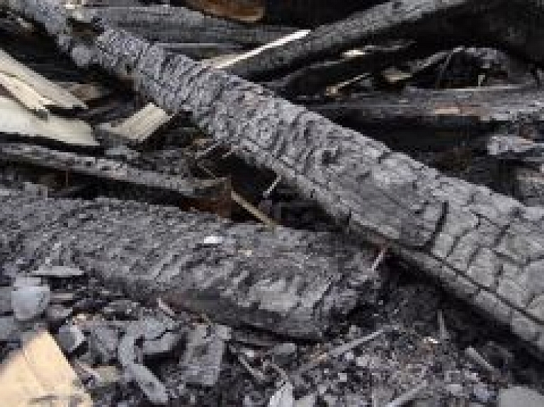 Sākti nopostītās Imanta Ziedoņa klētiņas sakopšanas darbi