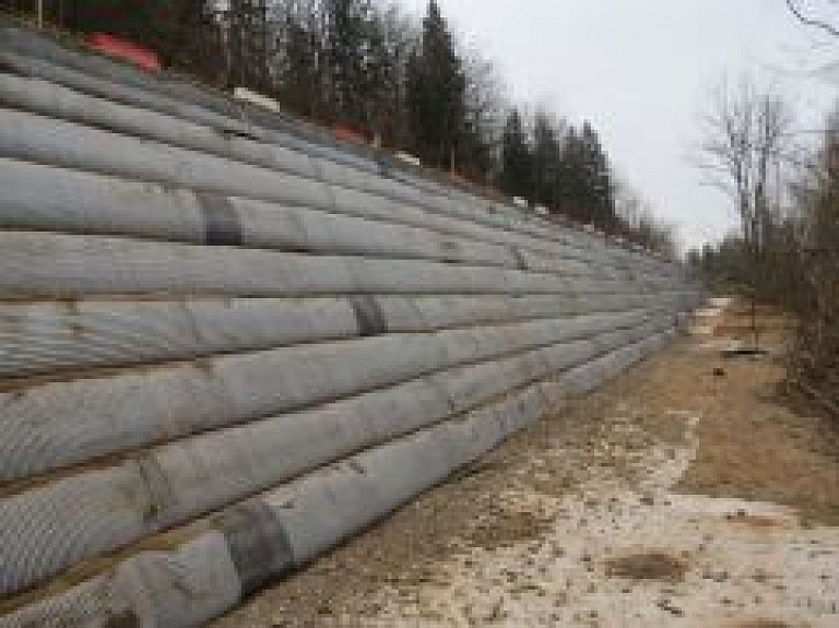 Pie Sabiles ceļa izkustējušās zemes masas sver 12 000 tonnas