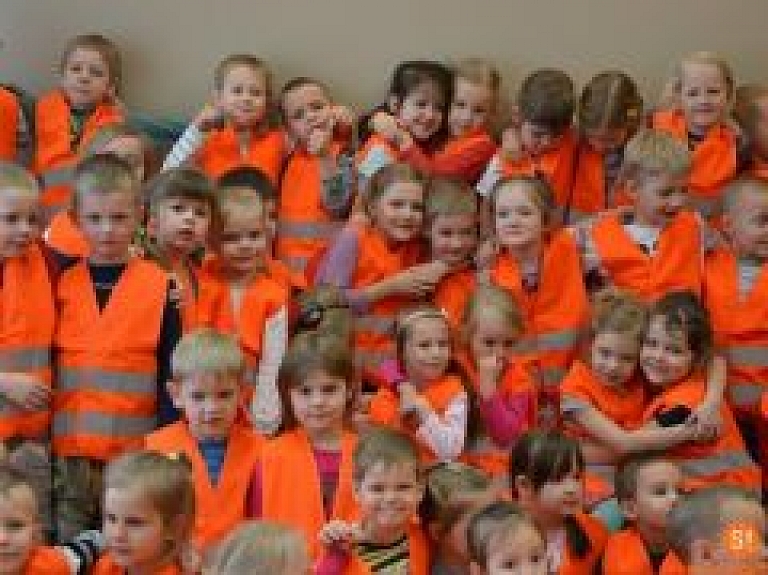 Bērnudārza "Pīlādzītis" audzēkņi saņem atstarojošās vestes