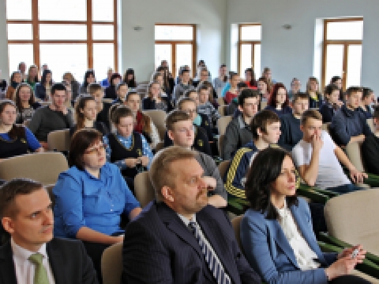 Vasaras nodarbinātība-laba pirmā darba pieredze jauniešiem