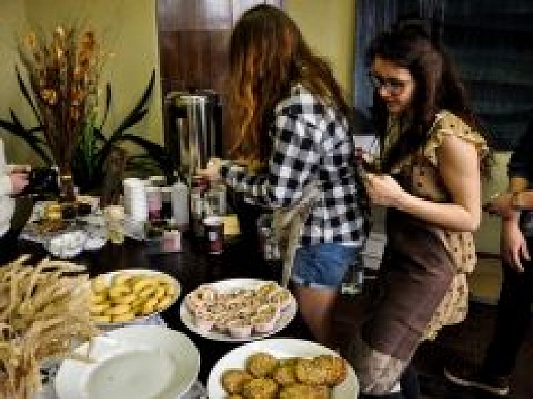 Mūzikas un mākslas nedēļā Valsts ģimnāzija izveido savu "Starbucks"