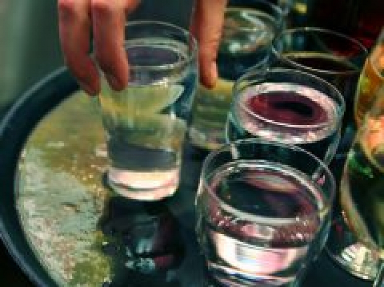 Madonā uz ietves gulējusi pārlieku iereibusi "dāma"