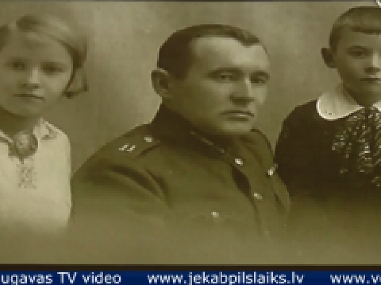 Vidusdaugavas TV: Jēkabpilieši skatās filmu par cilvēku likteņiem Sibīrijā un dalās pārdomās par represijām