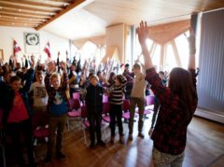 Veselīga dzīvesveida konkursā uzvarējuši Ugāles skolēni