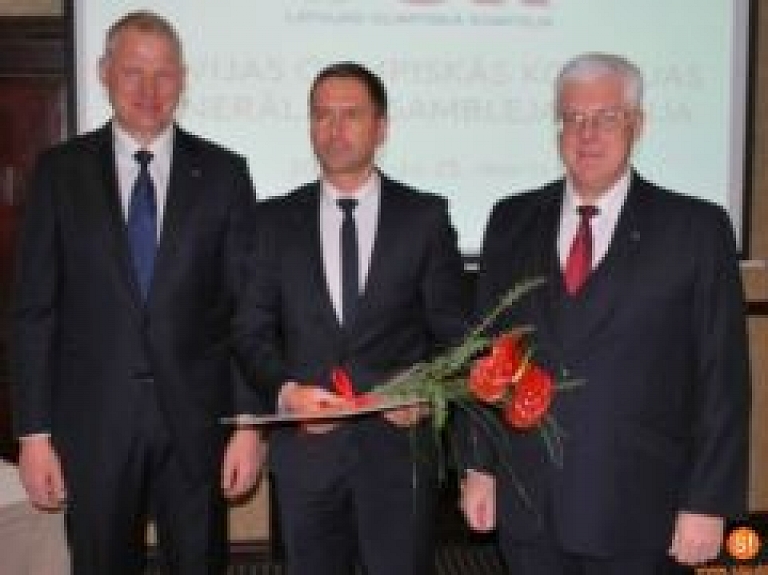 Mitrevics saņem Latvijas Olimpiskās komitejas goda zīmi