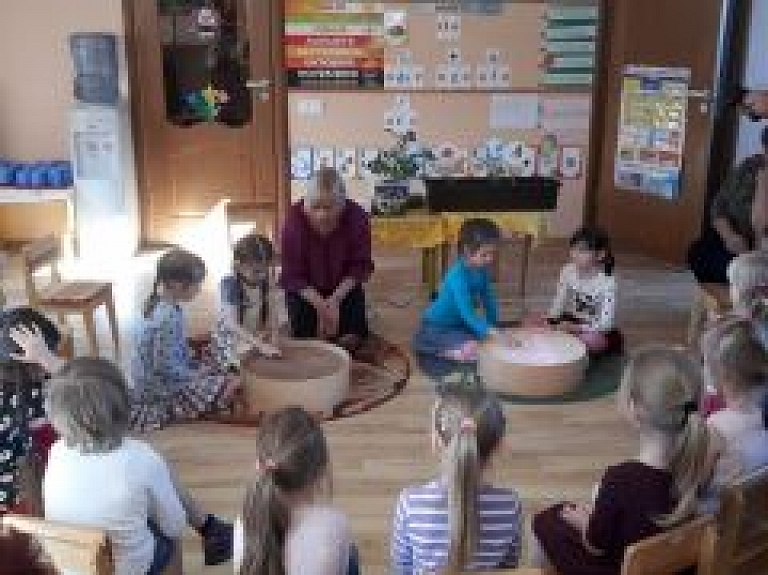 Pierīgas PII pedagogi iepazīst smilšu lampas