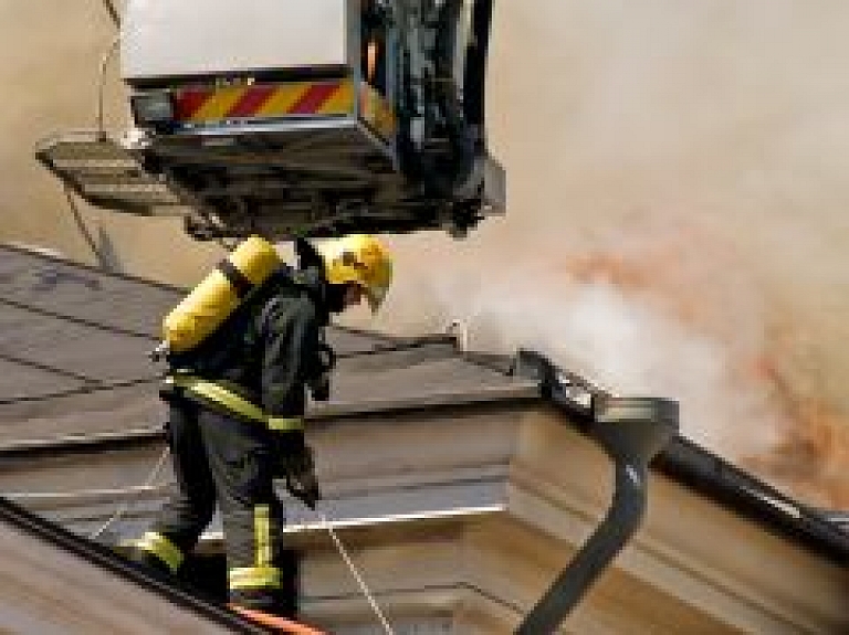 Saulkrastu novadā degusi dzīvojamā māja