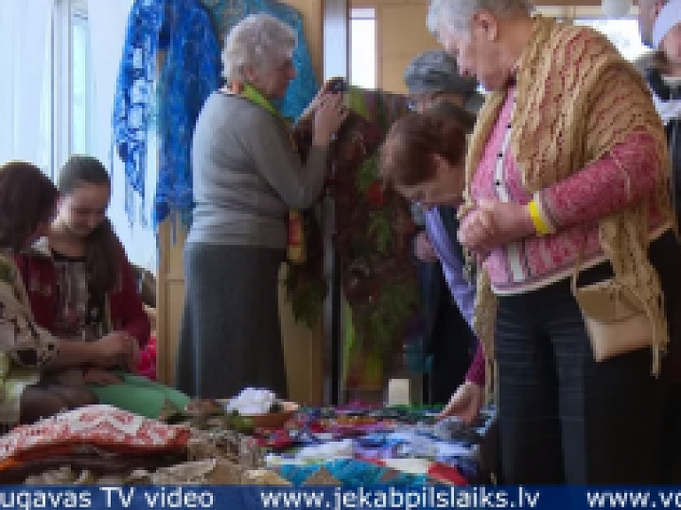 Vidusdaugavas TV: Veselības problēmas nav šķērslis skaistu rokdarbu darināšanai