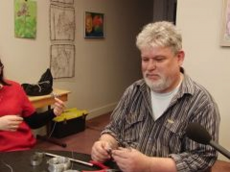 Radošā darbnīca "Stiepļu vijumi pārtop rotās un rotaļlietās"